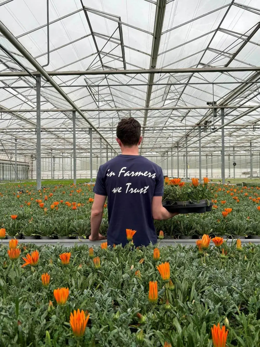 in farmers we trust donker blauw bloemen